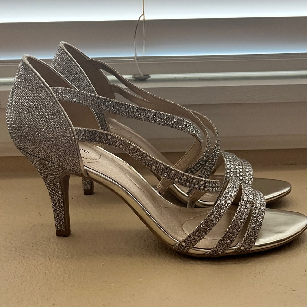 Bandolino Glittering Silver Strappy Heels Sz 8.5 - Picture 4 of 5